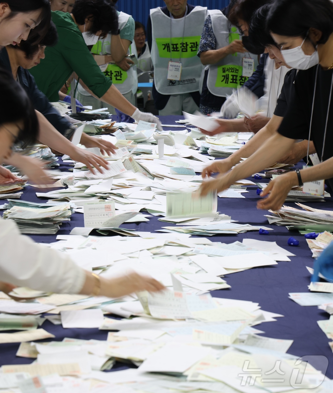 (전주=뉴스1) 유경석 기자 = 제9회 전국동시지방선거일인 3일 전북 전주시 덕진구 덕진체련공원 실내배드민턴장에 마련된 개표소에서 선거사무원들이 개표 작업을 하고 있다. 2026. …