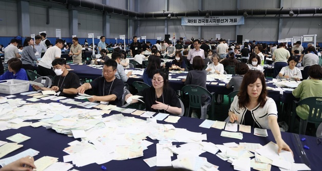 개표 작업하는 사무원들