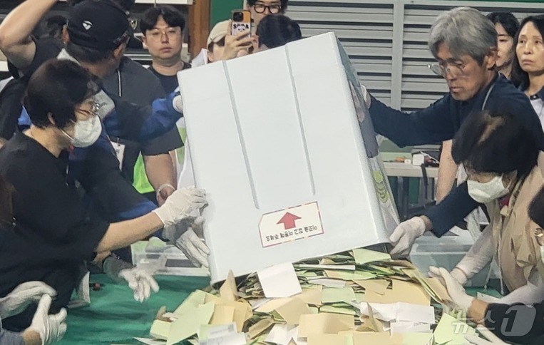 (원주=뉴스1) 신관호 기자 = 강원 원주시선거관리위원회가 3일 원주DB프로미아레나에서 제9회 전국동시지방선거 개표를 진행하고 있다. 2026.6.3/뉴스1