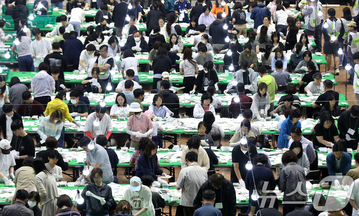 (부산=뉴스1) 윤일지 기자 = 제9회 전국동시지방선거 및 국회의원 재·보궐선거일인 3일 부산 동래구 사직실내체육관에 마련된 개표소에서 개표사무원들이 투표지 분류 작업을 하고 있다 …