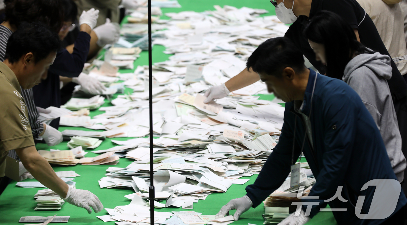 (부산=뉴스1) 윤일지 기자 = 제9회 전국동시지방선거 및 국회의원 재·보궐선거일인 3일 부산 동래구 사직실내체육관에 마련된 개표소에서 개표사무원들이 투표지 분류 작업을 하고 있다 …