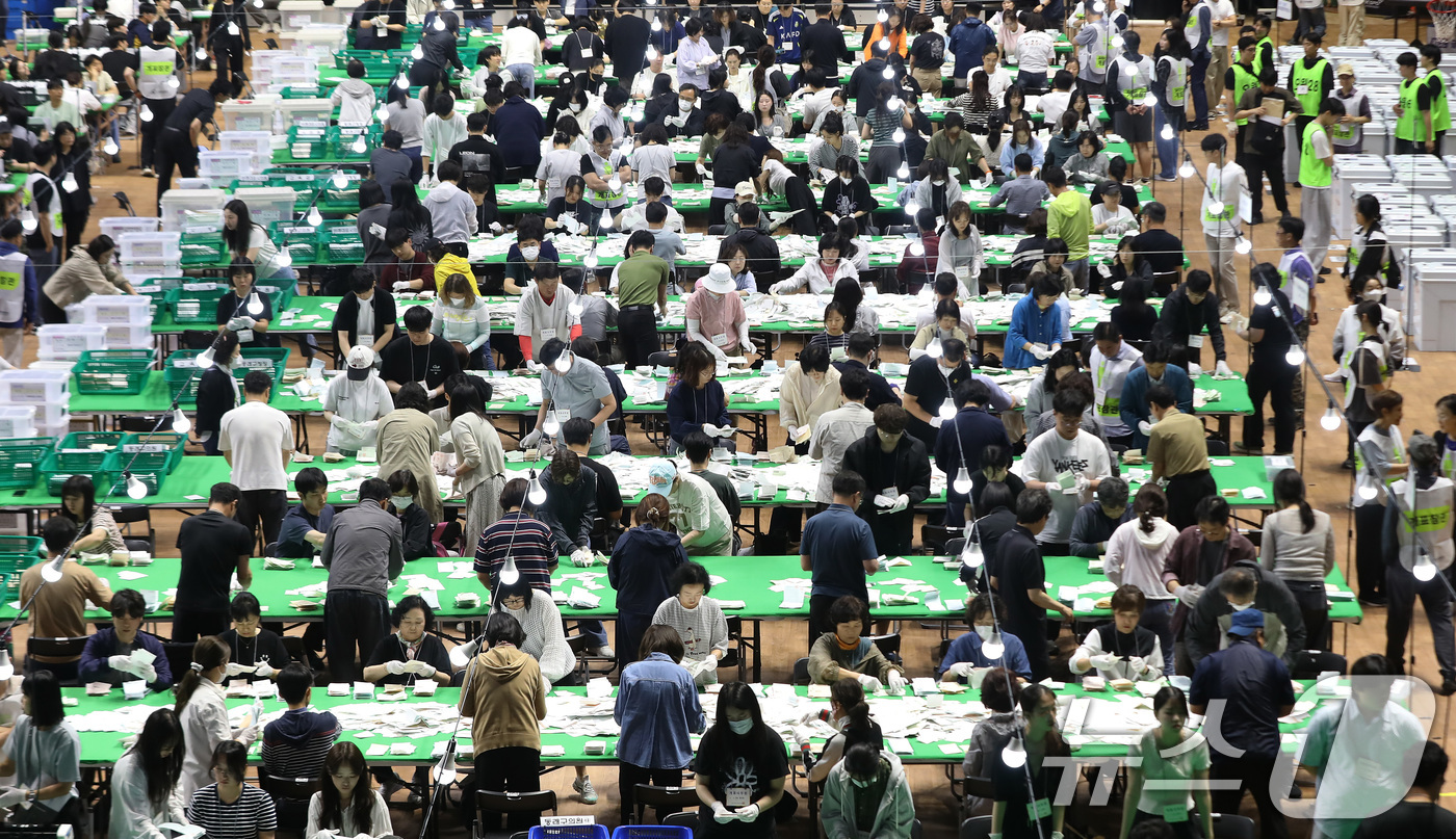 (부산=뉴스1) 윤일지 기자 = 제9회 전국동시지방선거 및 국회의원 재·보궐선거일인 3일 부산 동래구 사직실내체육관에 마련된 개표소에서 개표사무원들이 투표지 분류 작업을 하고 있다 …