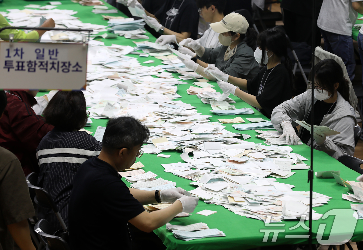 (부산=뉴스1) 윤일지 기자 = 제9회 전국동시지방선거 및 국회의원 재·보궐선거일인 3일 부산 동래구 사직실내체육관에 마련된 개표소에서 개표사무원들이 투표지 분류 작업을 하고 있다 …