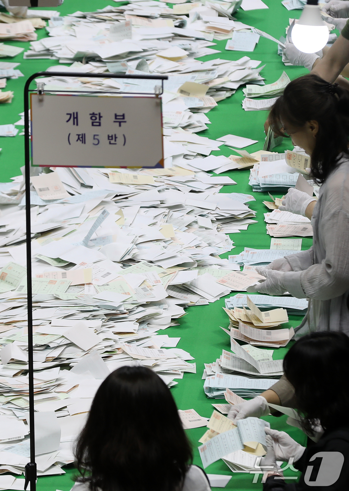 (부산=뉴스1) 윤일지 기자 = 제9회 전국동시지방선거 및 국회의원 재·보궐선거일인 3일 부산 동래구 사직실내체육관에 마련된 개표소에서 개표사무원들이 투표지 분류 작업을 하고 있다 …