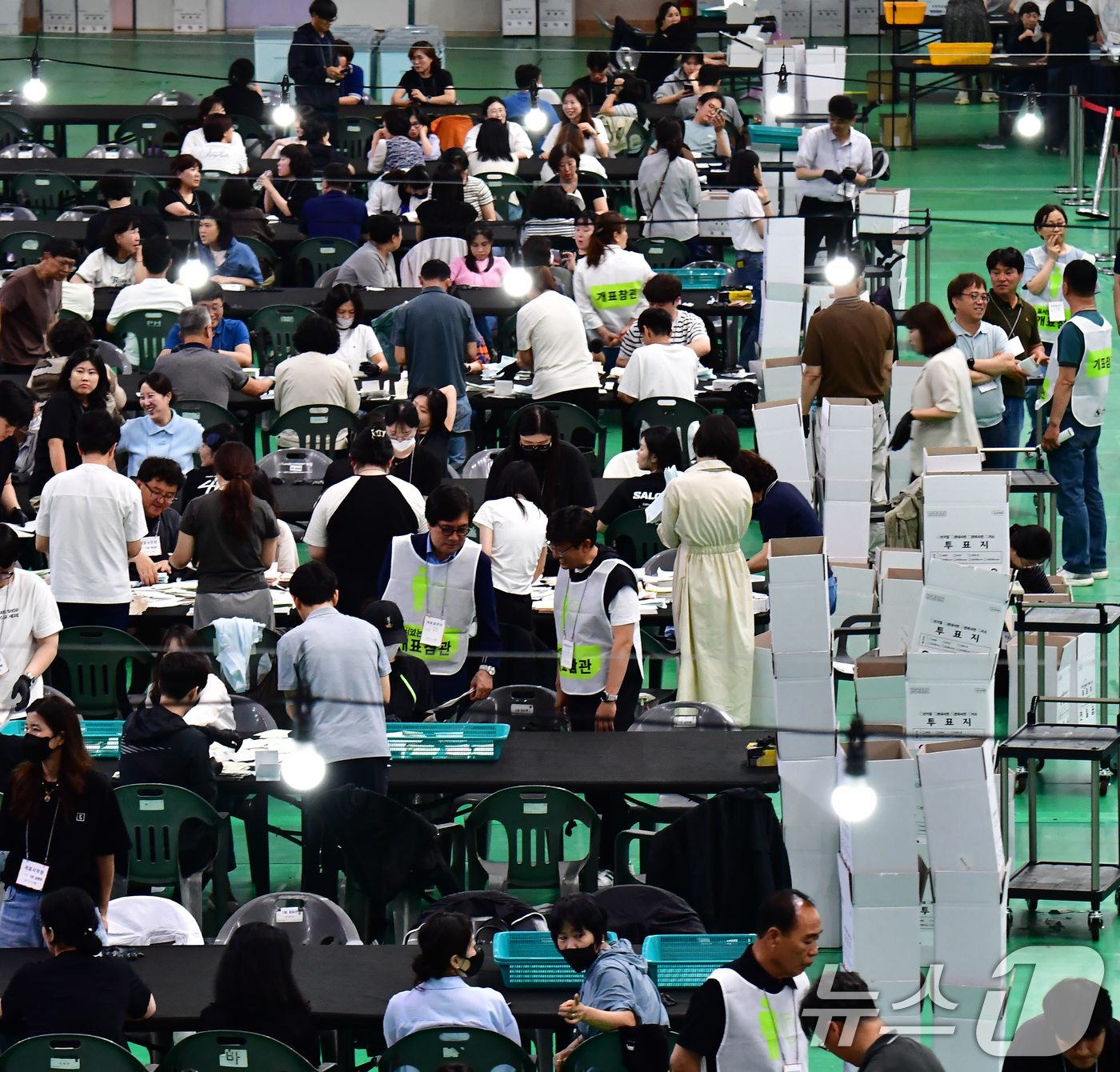 (포항=뉴스1) 최창호 기자 = 3일 오후 경북 포항시 남구 만인당에 마련된 제9회 전국동시지방선거 개표소에서 투표종사원들이 투표지를 분류하고 있다. 2026.6.3/뉴스1