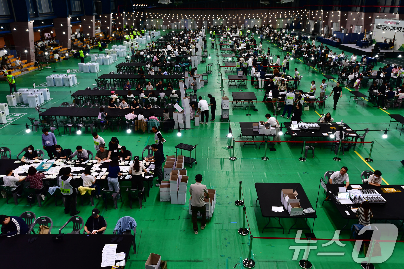 (포항=뉴스1) 최창호 기자 = 3일 오후 경북 포항시 남구 만인당에 마련된 제9회 전국동시지방선거 개표소에서 투표종사원들이 투표지를 분류하고 있다. 2026.6.3/뉴스1