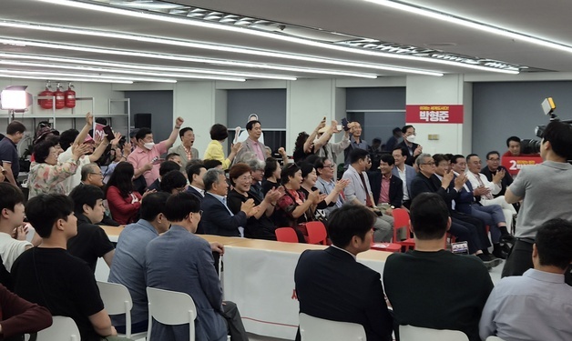 박형준 부산시장 후보 캠프, 초반 우세에 '환호와 함성'