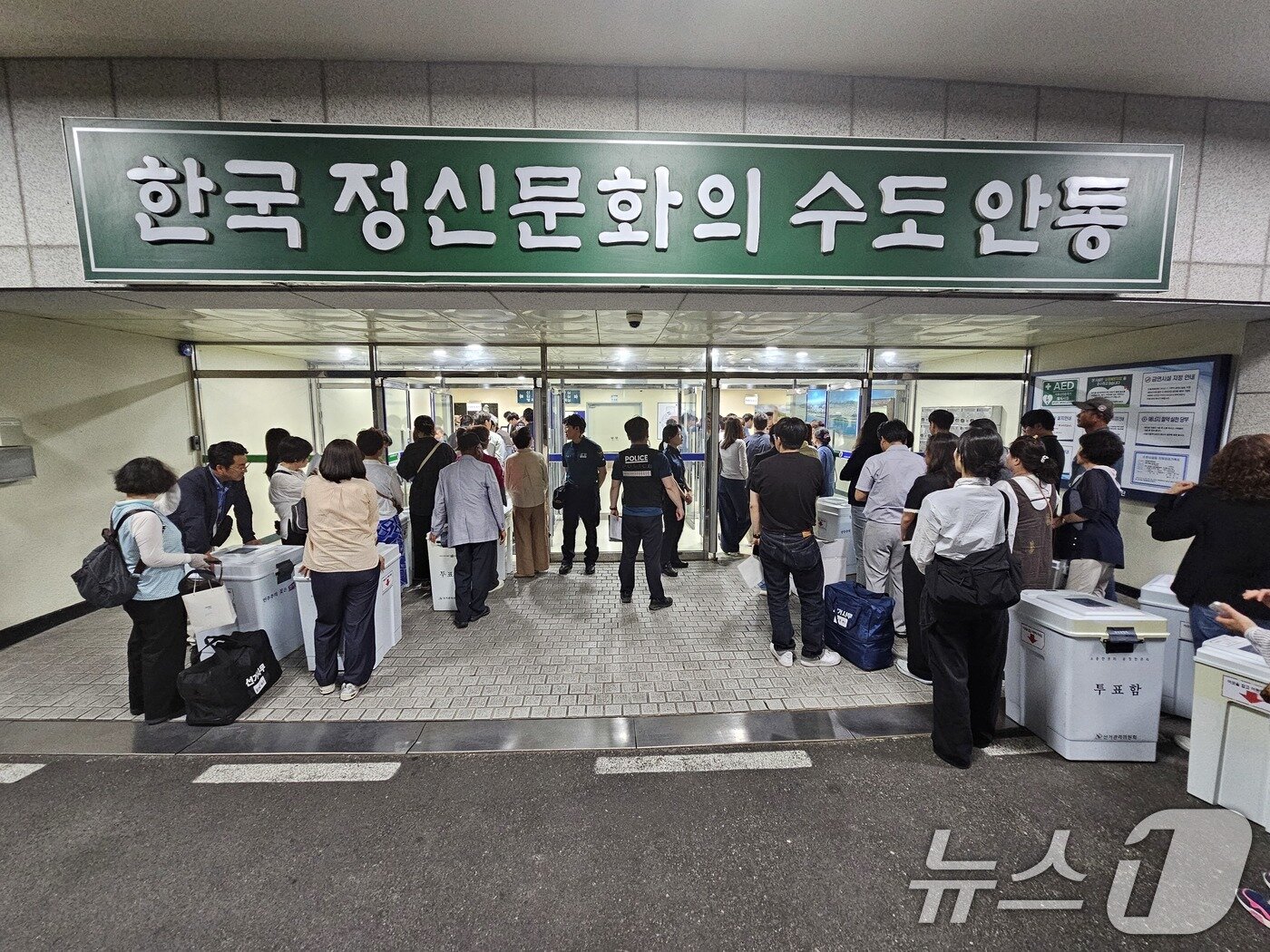 본문 이미지 - 3일 오후 경북 안동시의 6·3 지방선거 개표가 안동실내체육관에서 치뤄지고 있다. 수백명의 선관위 직원, 개표 사무원, 참관인이 일사분란하게 움직이고 있다.2026.6.3 ⓒ 뉴스1 신성훈 기자