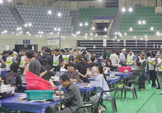 "한 표 한 표 꼼꼼하게"…개표 시작된 안동실내체육관에 긴장감