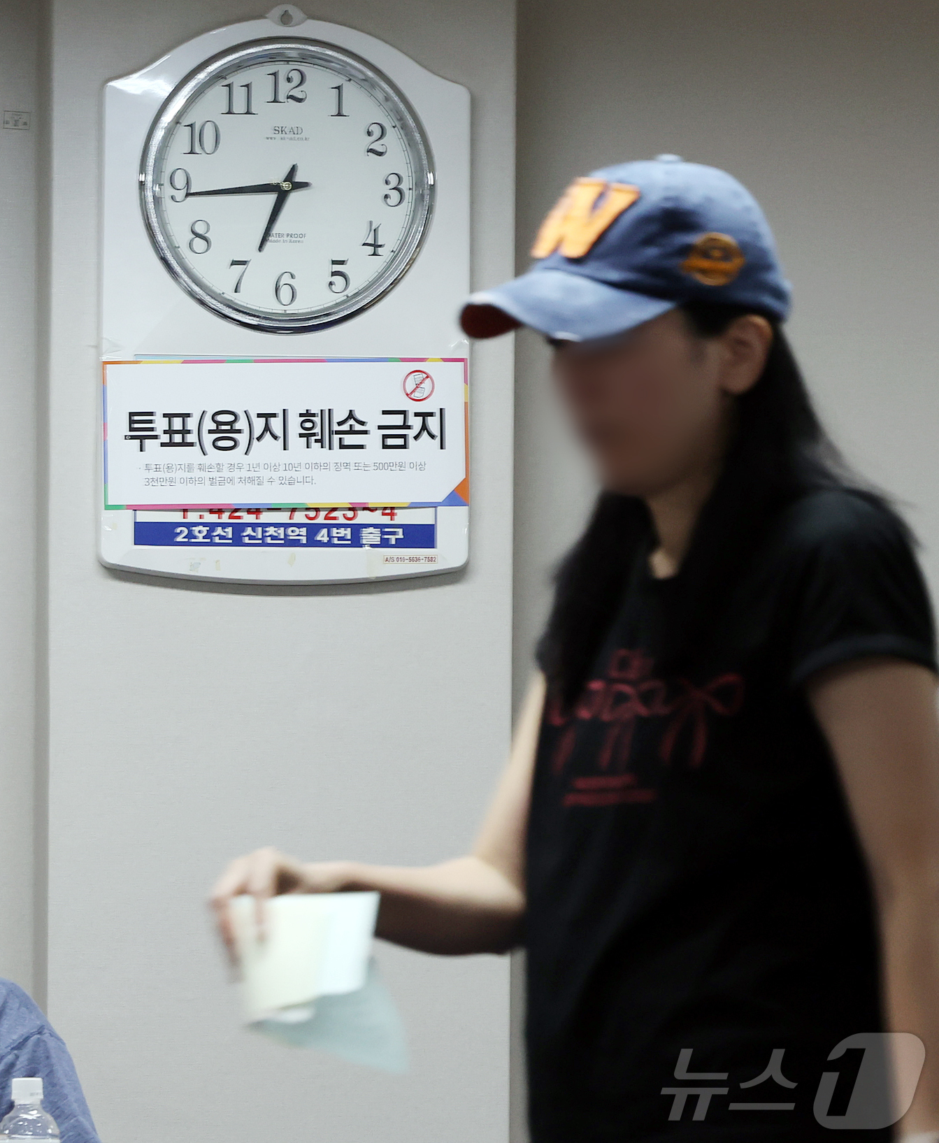 (서울=뉴스1) 김진환 기자 = 제9회 전국동시지방선거일인 3일 서울시 송파구의 가락쌍용 아파트 단지 내에 마련된 가락2동 제3, 7투표소를 찾은 한 유권자가 투표마감 시간 이후에 …