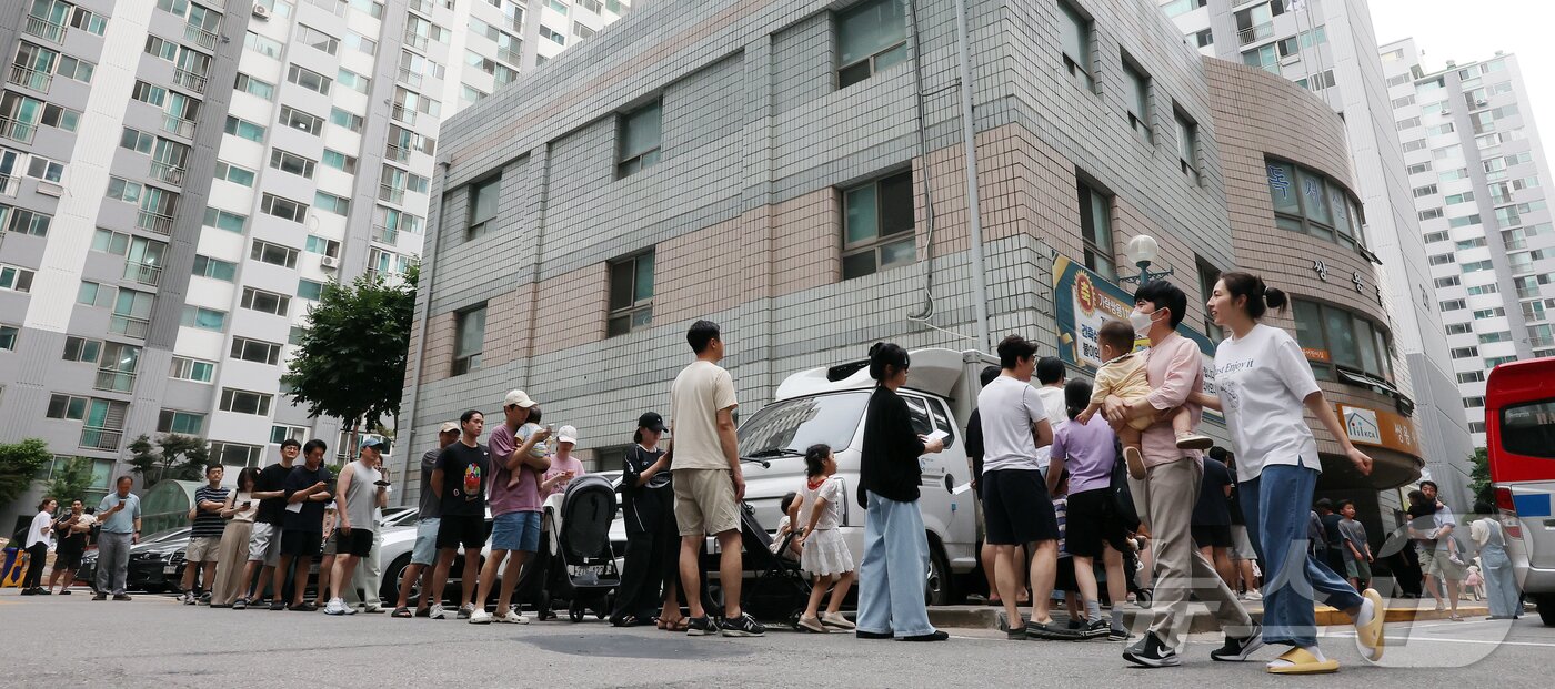 본문 이미지 - 제9회 전국동시지방선거일인 3일 서울시 송파구의 가락쌍용 아파트 단지 내에 마련된 가락2동 제3, 7투표소를 찾은 유권자들이 투표용지가 부족한 상황이 해소될 때까지 길게 줄지어 대기하고 있다. 2026.6.3 ⓒ 뉴스1 김진환 기자
