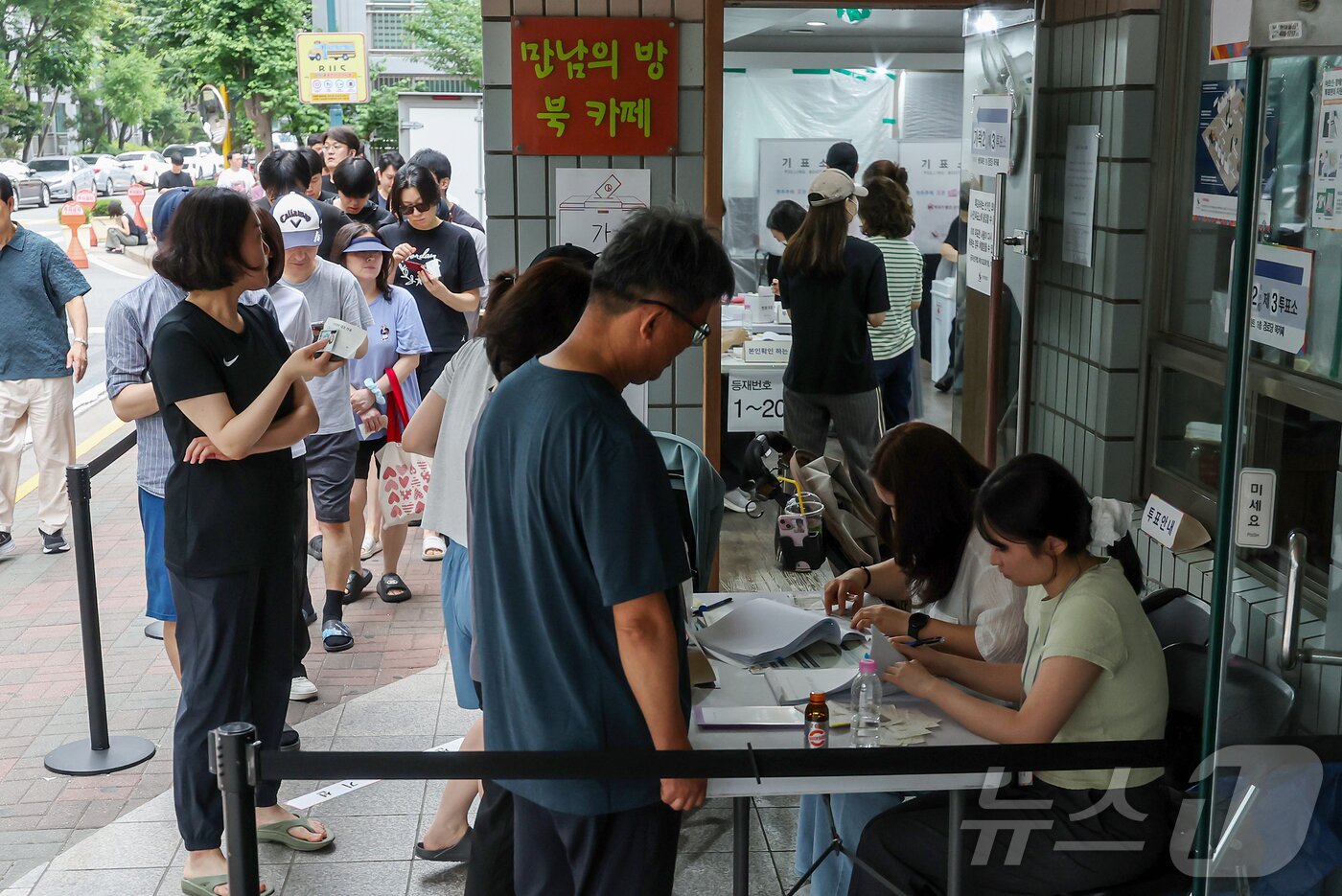 본문 이미지 - 제9회 전국동시지방선거일인 3일 서울시 송파구의 가락쌍용 아파트 단지 내에 마련된 가락2동 제3, 7투표소를 찾은 유권자들이 투표용지가 부족한 상황이 해소될 때까지 길게 줄지어 대기하고 있다. 2026.6.3 ⓒ 뉴스1 김진환 기자