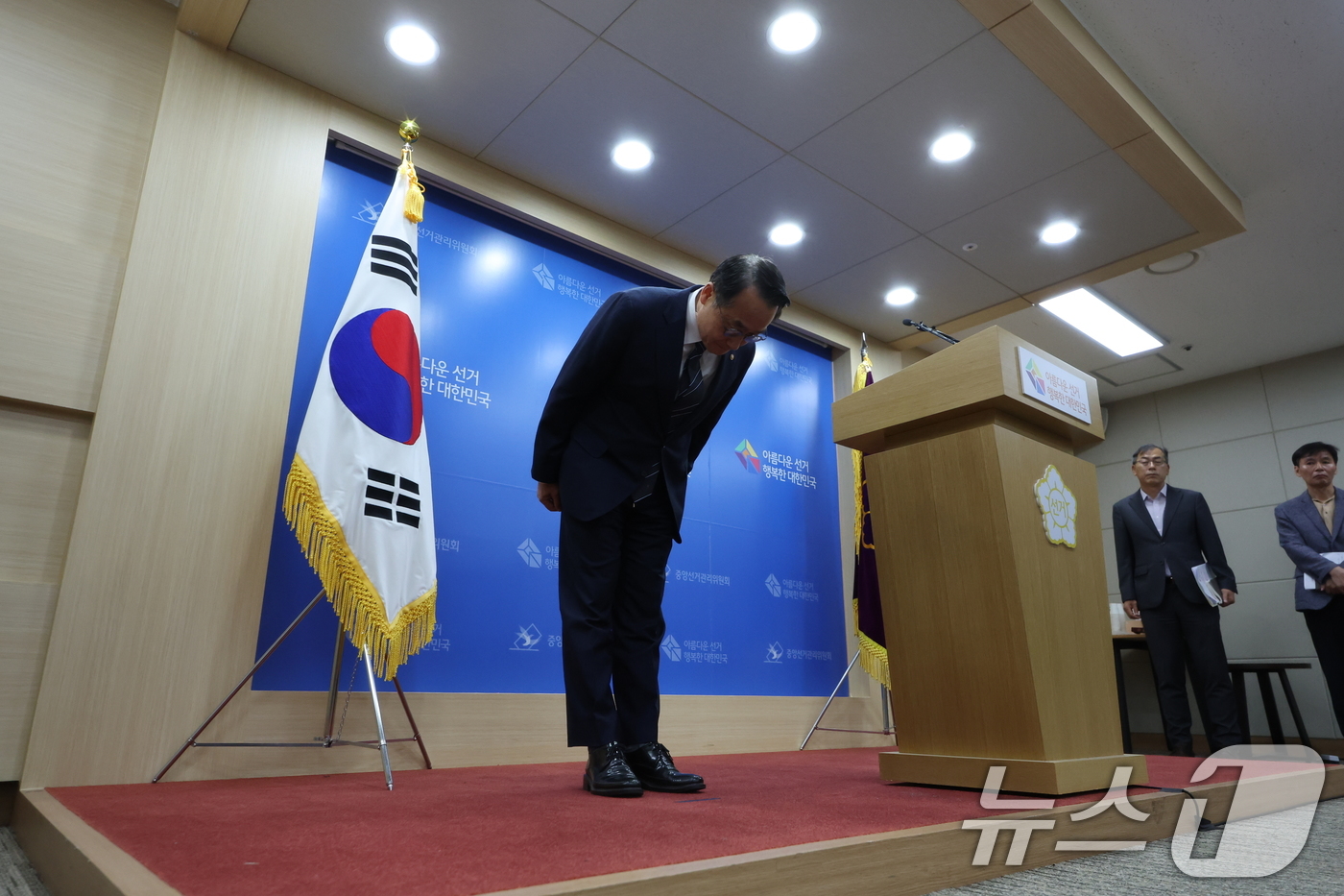 (과천=뉴스1) 김진환 기자 = 허철훈 중앙선거관리위원회 사무총장이 6·3 지방선거 본투표가 실시된 3일 경기 과천 중앙선관위원회에서 서울 송파구 등 일부 투표소에서 벌어진 투표용 …