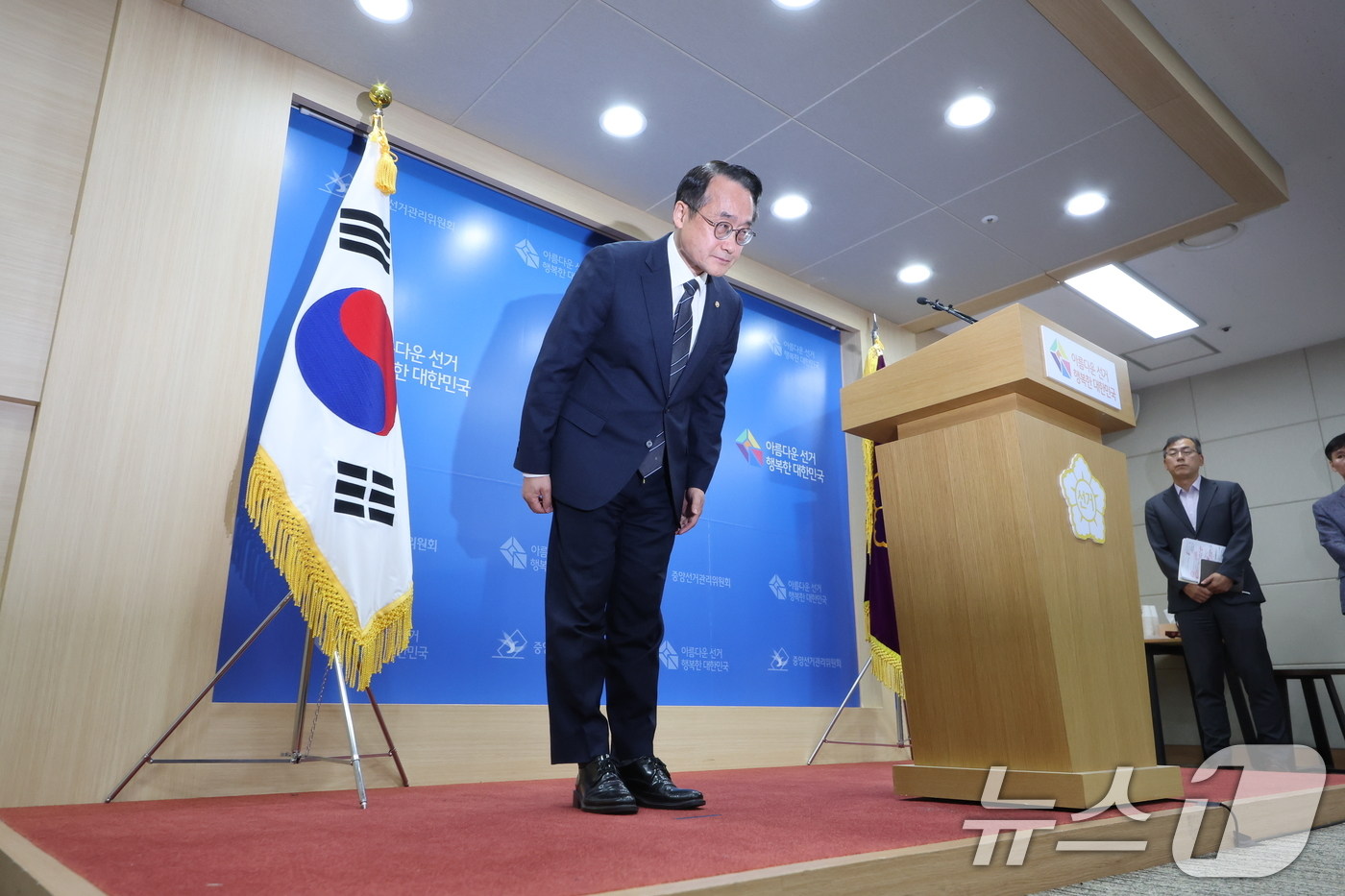 (과천=뉴스1) 김진환 기자 = 허철훈 중앙선거관리위원회 사무총장이 6·3 지방선거 본투표가 실시된 3일 경기 과천 중앙선관위원회에서 서울 송파구 등 일부 투표소에서 벌어진 투표용 …