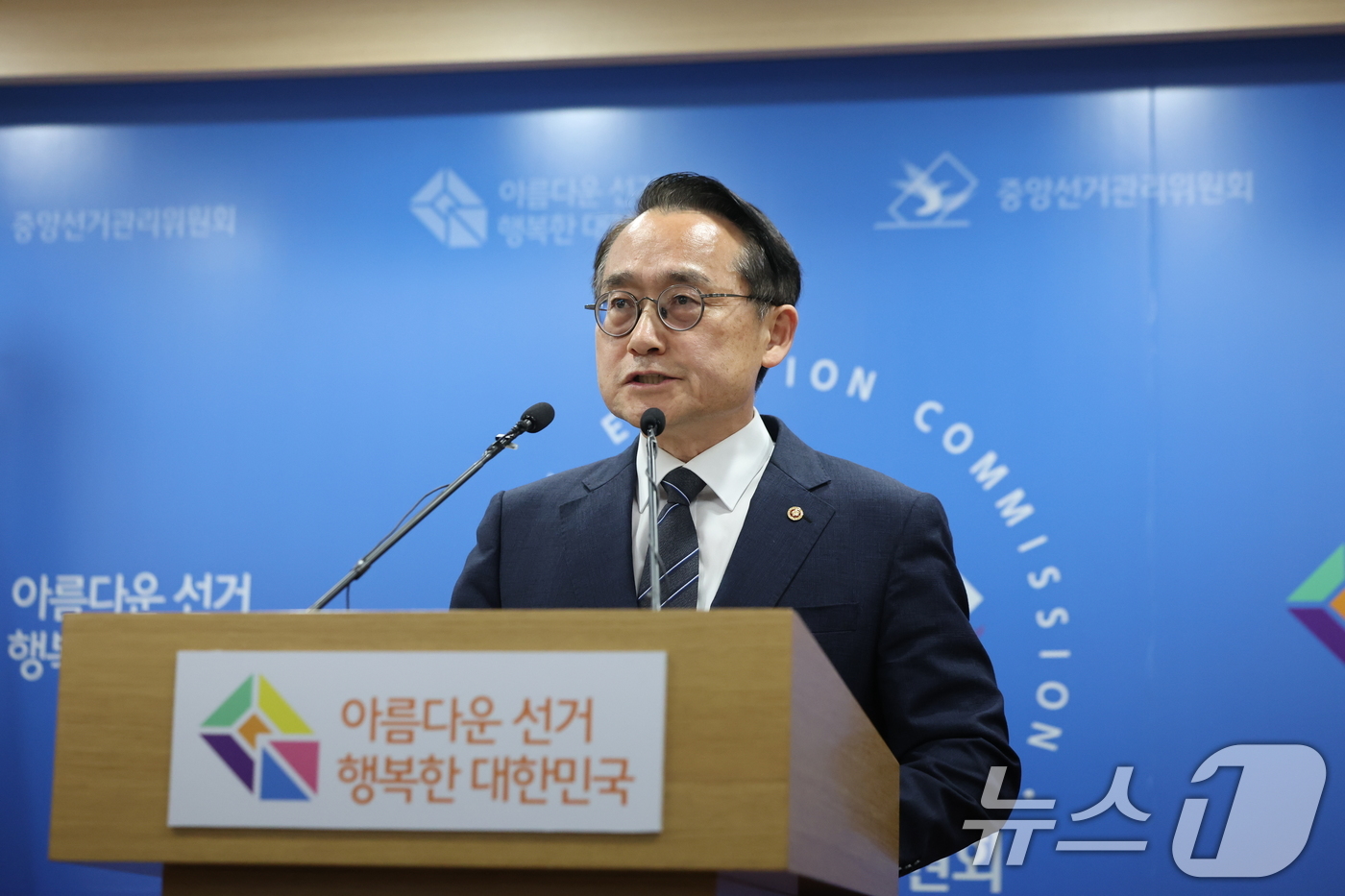(과천=뉴스1) 김진환 기자 = 허철훈 중앙선거관리위원회 사무총장이 6·3 지방선거 본투표가 실시된 3일 경기 과천 중앙선관위원회에서 서울 송파구 등 일부 투표소에서 벌어진 투표용 …