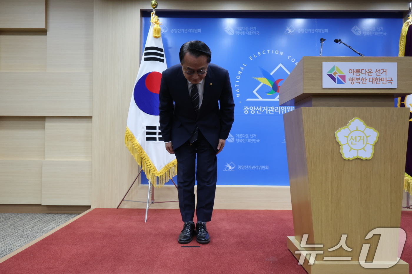 (과천=뉴스1) 김진환 기자 = 허철훈 중앙선거관리위원회 사무총장이 6·3 지방선거 본투표가 실시된 3일 경기 과천 중앙선관위원회에서 서울 송파구 등 일부 투표소에서 벌어진 투표용 …