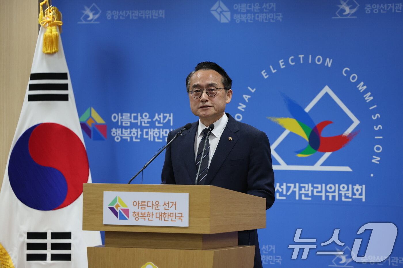 본문 이미지 - 허철훈 중앙선거관리위원회 사무총장이 6·3 지방선거 본투표가 실시된 3일 경기 과천 중앙선관위원회에서 서울 송파구 등 일부 투표소에서 벌어진 투표용지 부족 사태와 관련해 대국민 사과를 하고 있다. 앞서 서울 송파구 잠실2동 제6투표소와 가락2동 제3투표소 등을 비롯한 일부 투표소에서는 준비된 투표용지가 부족해 유권자들이 장시간 대기하는 혼선이 빚어졌다. 2026.6.3 ⓒ 뉴스1 김진환 기자