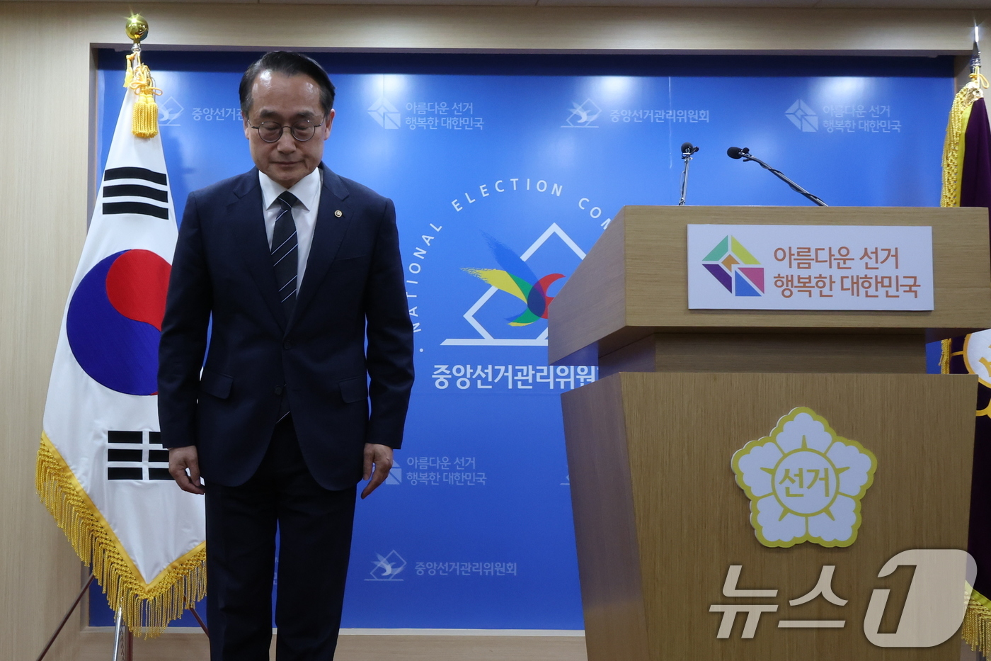 (과천=뉴스1) 김진환 기자 = 허철훈 중앙선거관리위원회 사무총장이 6·3 지방선거 본투표가 실시된 3일 경기 과천 중앙선관위원회에서 서울 송파구 등 일부 투표소에서 벌어진 투표용 …