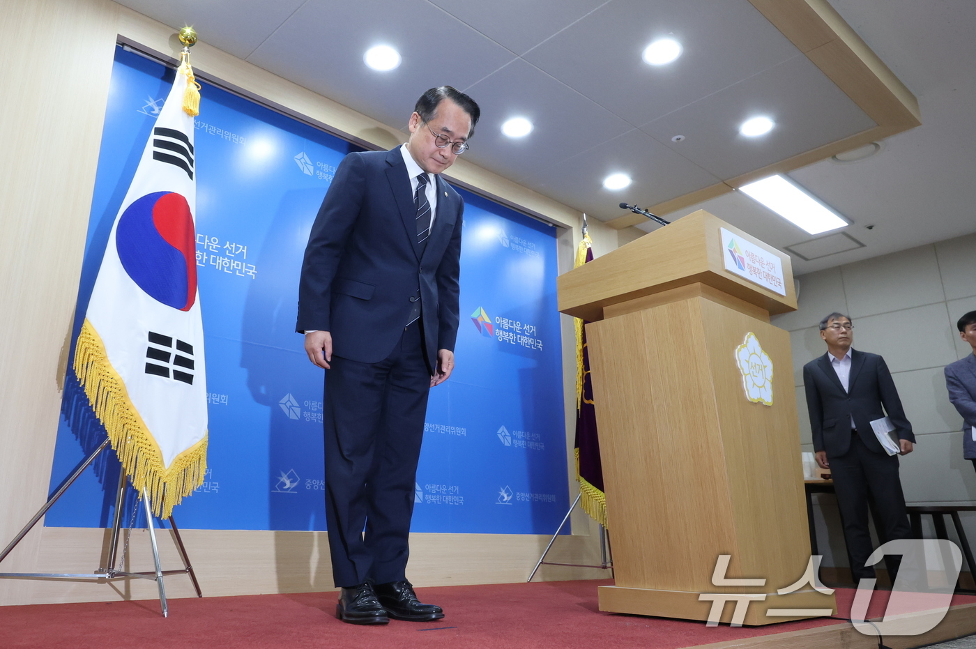 (과천=뉴스1) 김진환 기자 = 허철훈 중앙선거관리위원회 사무총장이 6·3 지방선거 본투표가 실시된 3일 경기 과천 중앙선관위원회에서 서울 송파구 등 일부 투표소에서 벌어진 투표용 …