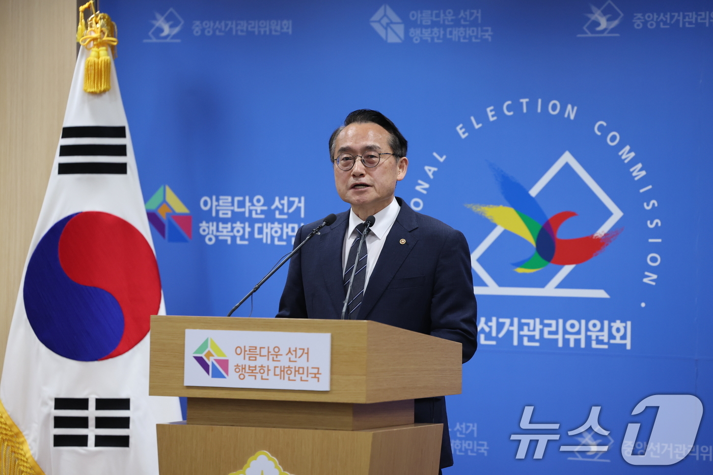 (과천=뉴스1) 김진환 기자 = 허철훈 중앙선거관리위원회 사무총장이 6·3 지방선거 본투표가 실시된 3일 경기 과천 중앙선관위원회에서 서울 송파구 등 일부 투표소에서 벌어진 투표용 …