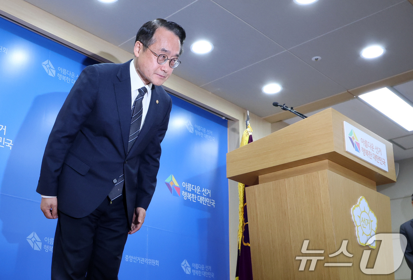 (과천=뉴스1) 김진환 기자 = 허철훈 중앙선거관리위원회 사무총장이 6·3 지방선거 본투표가 실시된 3일 경기 과천 중앙선관위원회에서 서울 송파구 등 일부 투표소에서 벌어진 투표용 …