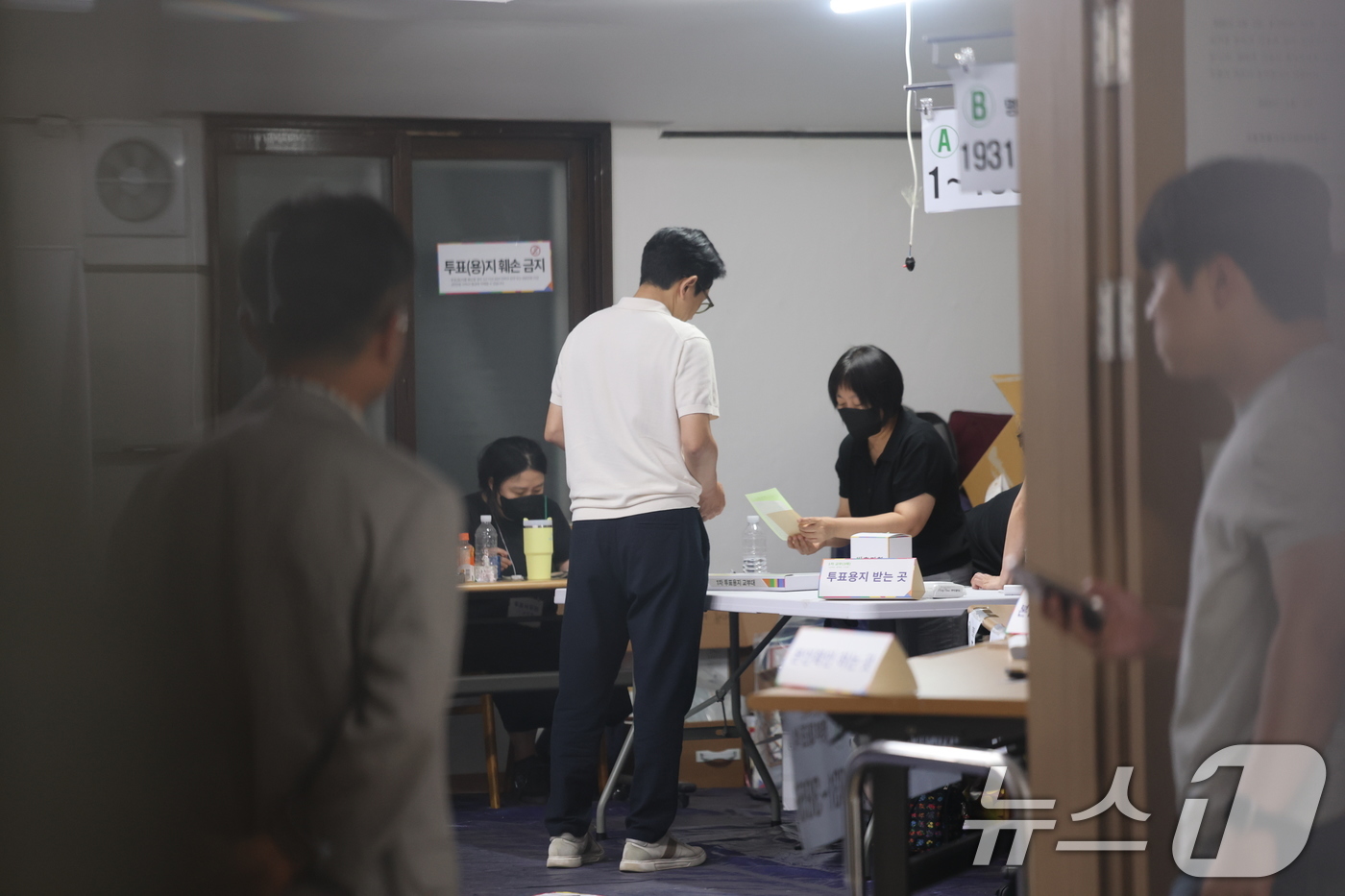 (서울=뉴스1) 박지혜 기자 = 제9회 동시지방선거일인 3일 오후 서울 송파구 우성아파트 경로당에 마련된 잠실7동제2투표소에서 유권자들이 투표용지 부족 사태로 투표시간이 지나 투표 …