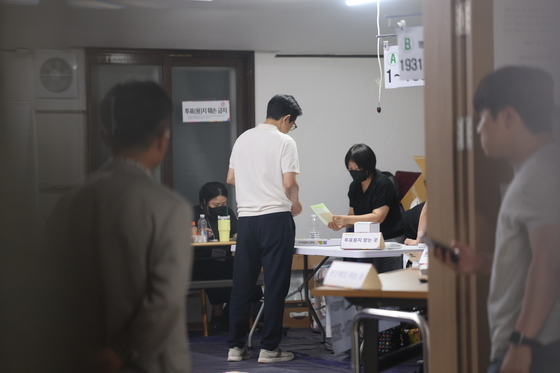 투표 부족사태에 밤까지 투표하는 유권자들