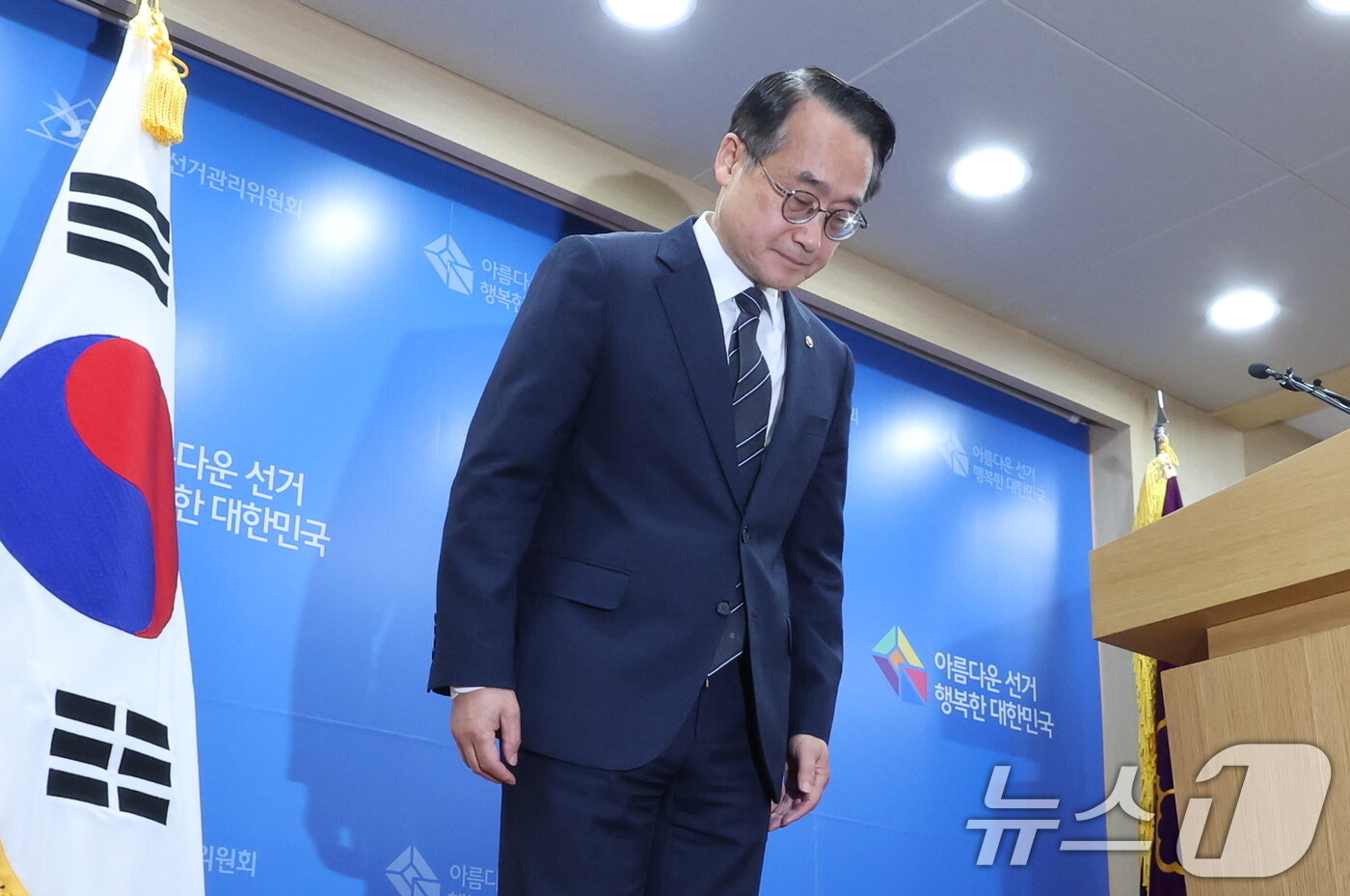 본문 이미지 - 허철훈 중앙선거관리위원회 사무총장이 6·3 지방선거 본투표가 실시된 3일 경기 과천 중앙선관위원회에서 서울 송파구 등 일부 투표소에서 벌어진 투표용지 부족 사태와 관련해 대국민 사과를 하고 있다. 2026.6.3 ⓒ 뉴스1 김진환 기자