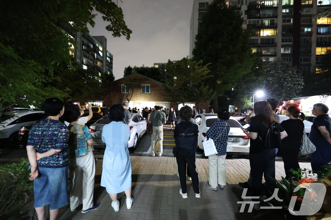 (서울=뉴스1) 박지혜 기자 = 제9회 동시지방선거일인 3일 오후 서울 송파구 우성아파트 경로당에 마련된 잠실7동 제2투표소에서 투표용지 부족사태로 대기표를 받은 유권자들이 투표시 …