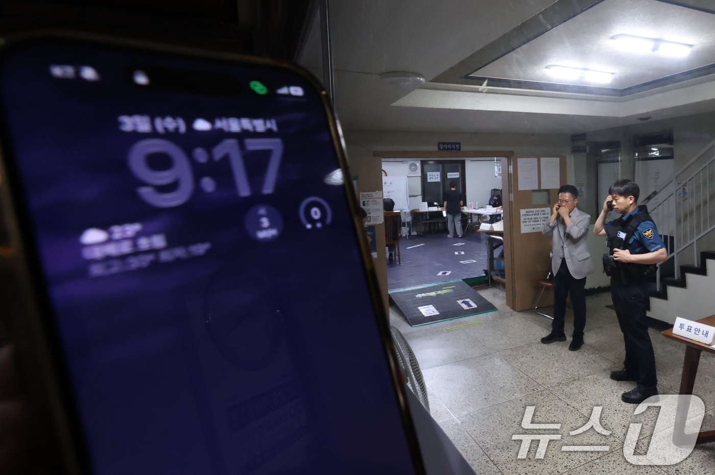 (서울=뉴스1) 박지혜 기자 = 제9회 동시지방선거일인 3일 오후 서울 송파구 우성아파트 경로당에 마련된 잠실7동 제2투표소에서 유권자들이 투표용지 부족 사태로 투표시간이 지나 투 …