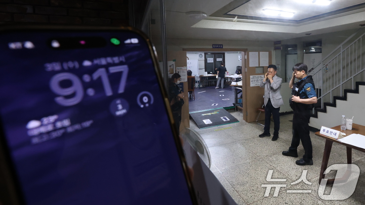 (서울=뉴스1) 박지혜 기자 = 제9회 동시지방선거일인 3일 오후 서울 송파구 우성아파트 경로당에 마련된 잠실7동 제2투표소에서 유권자들이 투표용지 부족 사태로 투표시간이 지나 투 …