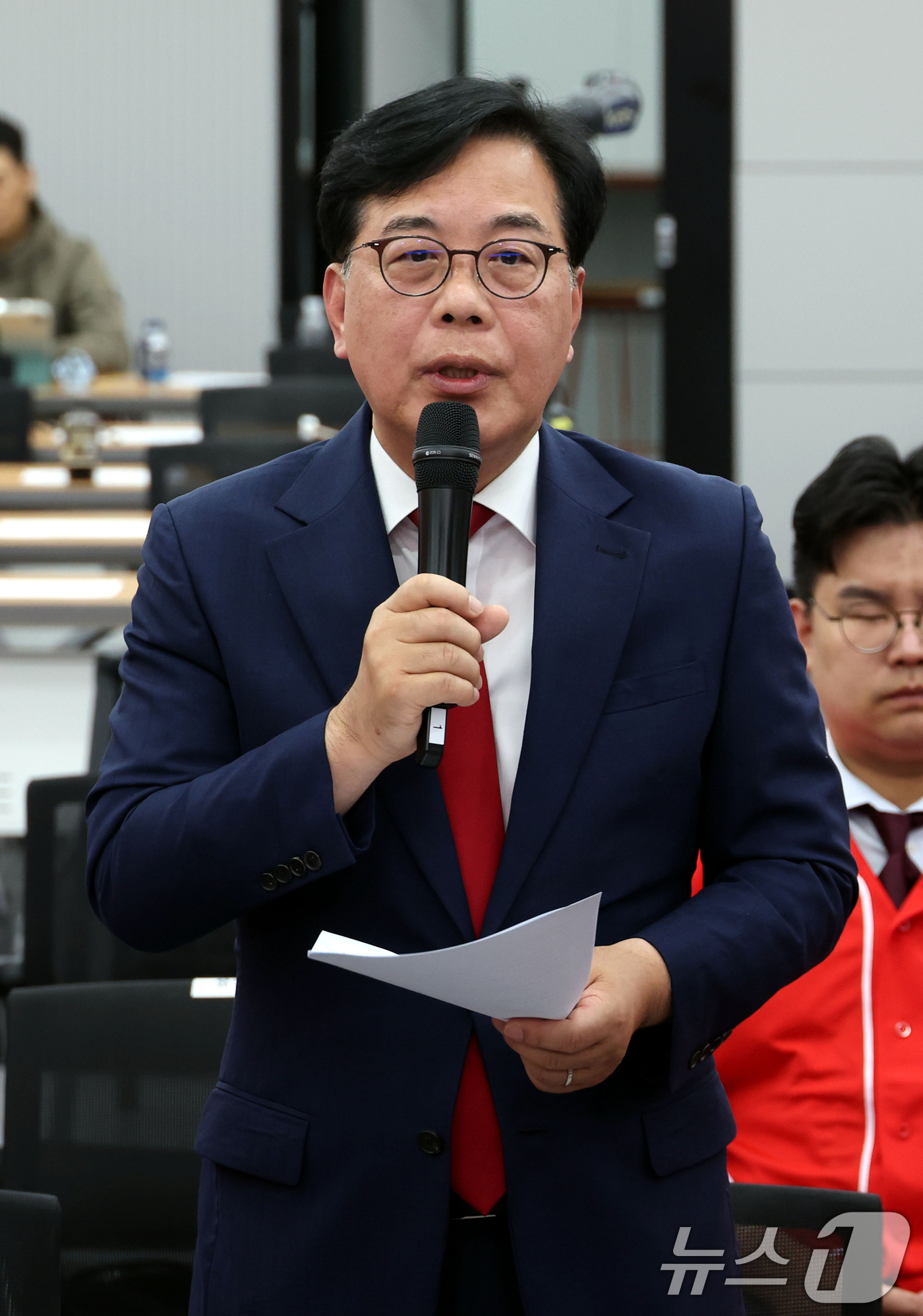 (서울=뉴스1) 황기선 기자 = 송언석 국민의힘 원내대표가 3일 오후 서울 여의도 중앙당사에서 '투표용지 부족' 관련 긴급 기자회견을 하고 있다. (공동취재)  2026.6.3/뉴 …