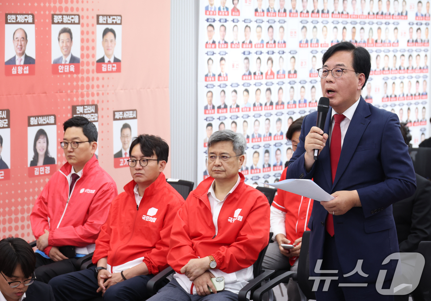 (서울=뉴스1) 황기선 기자 = 송언석 국민의힘 원내대표가 3일 오후 서울 여의도 중앙당사에서 '투표용지 부족' 관련 긴급 기자회견을 하고 있다. (공동취재)  2026.6.3/뉴 …