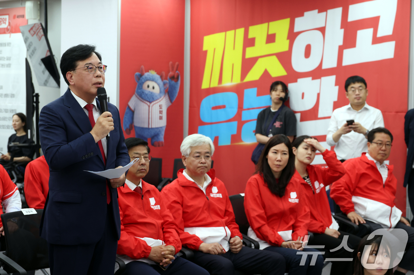 (서울=뉴스1) 황기선 기자 = 송언석 국민의힘 원내대표가 3일 오후 서울 여의도 중앙당사에서 '투표용지 부족' 관련 긴급 기자회견을 하고 있다. (공동취재)  2026.6.3/뉴 …