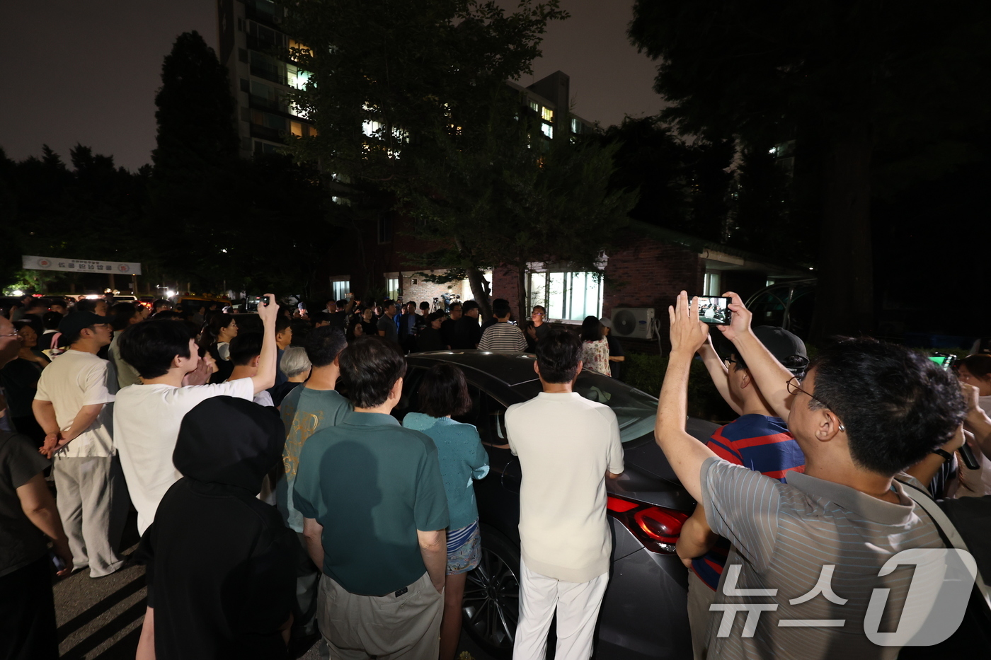 (서울=뉴스1) 박지혜 기자 = 제9회 동시지방선거일인 3일 오후 서울 송파구 우성아파트 경로당에 마련된 잠실7동 제2투표소에서 투표용지 부족사태로 대기표를 받은 유권자들이 투표시 …