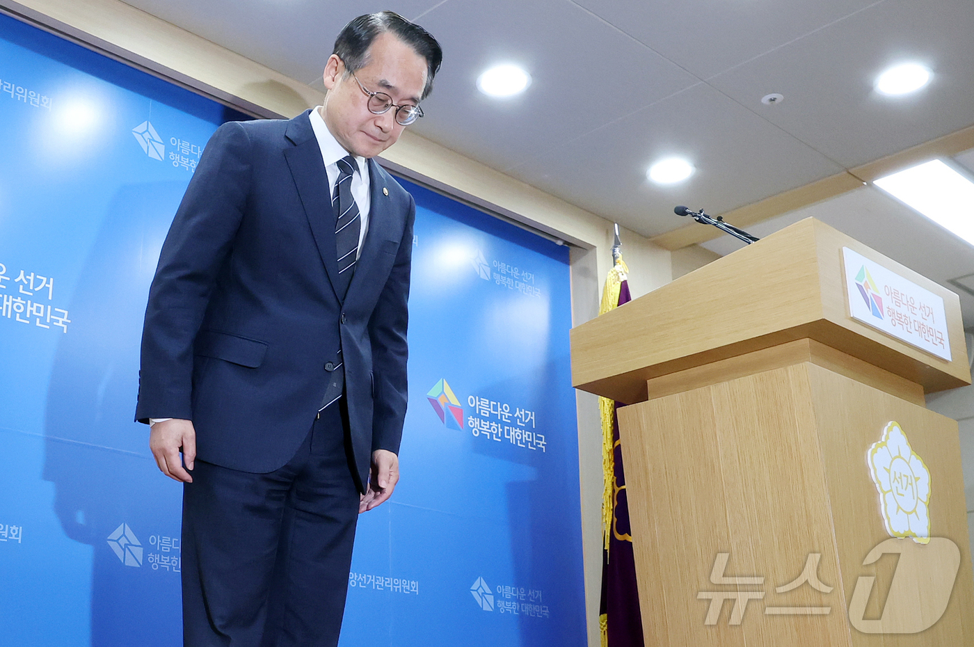 (과천=뉴스1) 김진환 기자 = 허철훈 중앙선거관리위원회 사무총장이 6·3 지방선거 본투표가 실시된 3일 경기 과천 중앙선관위원회에서 서울 송파구 등 일부 투표소에서 벌어진 투표용 …