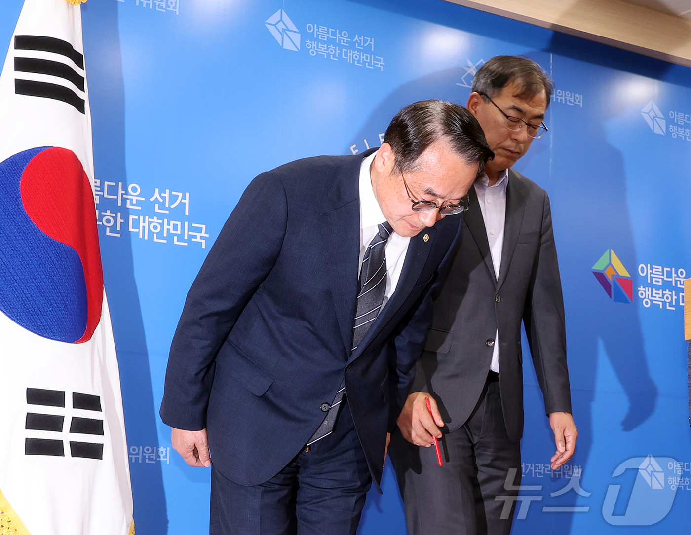 (과천=뉴스1) 김진환 기자 = 허철훈 중앙선거관리위원회 사무총장과 윤재수 선거정책실장이 6·3 지방선거 본투표가 실시된 3일 경기 과천 중앙선관위원회에서 서울 송파구 등 일부 투 …