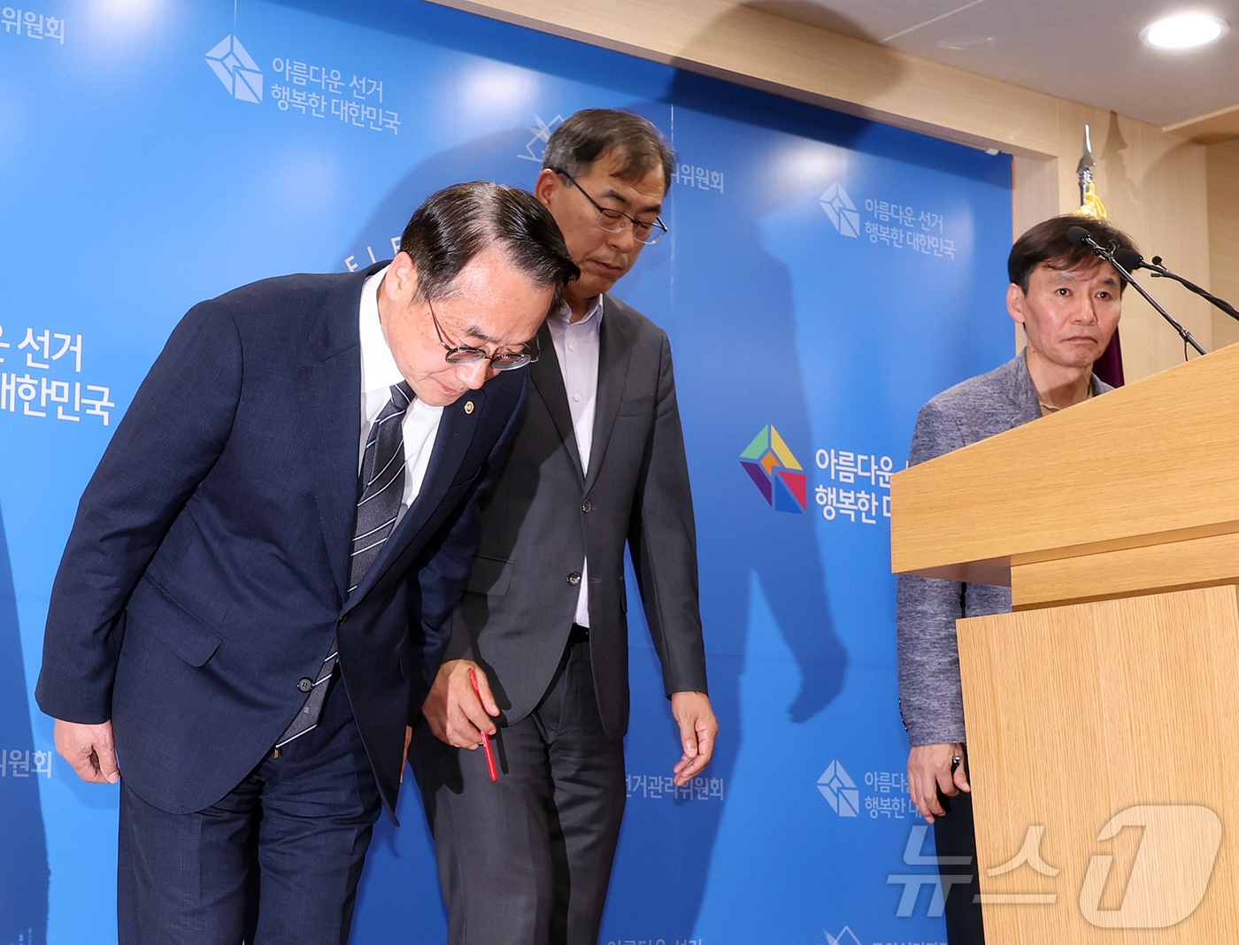 (과천=뉴스1) 김진환 기자 = 허철훈 중앙선거관리위원회 사무총장(왼쪽부터), 윤재수 선거정책실장, 이상능 선거1국장이 6·3 지방선거 본투표가 실시된 3일 경기 과천 중앙선관위원 …