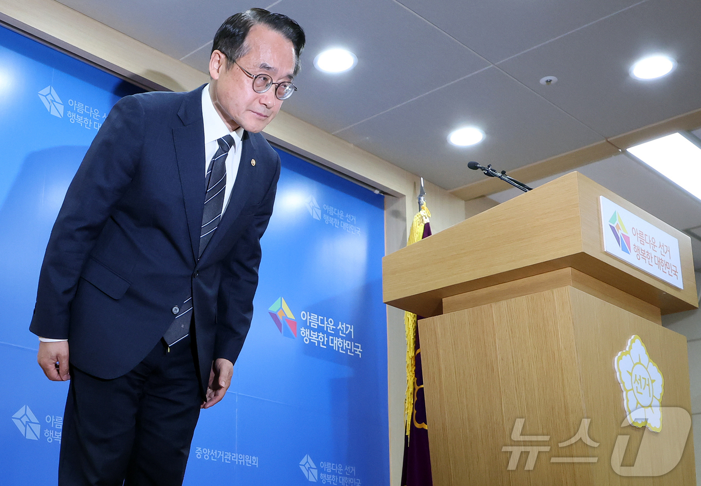 (과천=뉴스1) 김진환 기자 = 허철훈 중앙선거관리위원회 사무총장이 6·3 지방선거 본투표가 실시된 3일 경기 과천 중앙선관위원회에서 서울 송파구 등 일부 투표소에서 벌어진 투표용 …