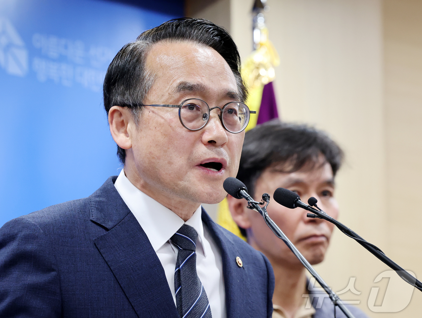 (과천=뉴스1) 김진환 기자 = 허철훈 중앙선거관리위원회 사무총장이 6·3 지방선거 본투표가 실시된 3일 경기 과천 중앙선관위원회에서 서울 송파구 등 일부 투표소에서 벌어진 투표용 …