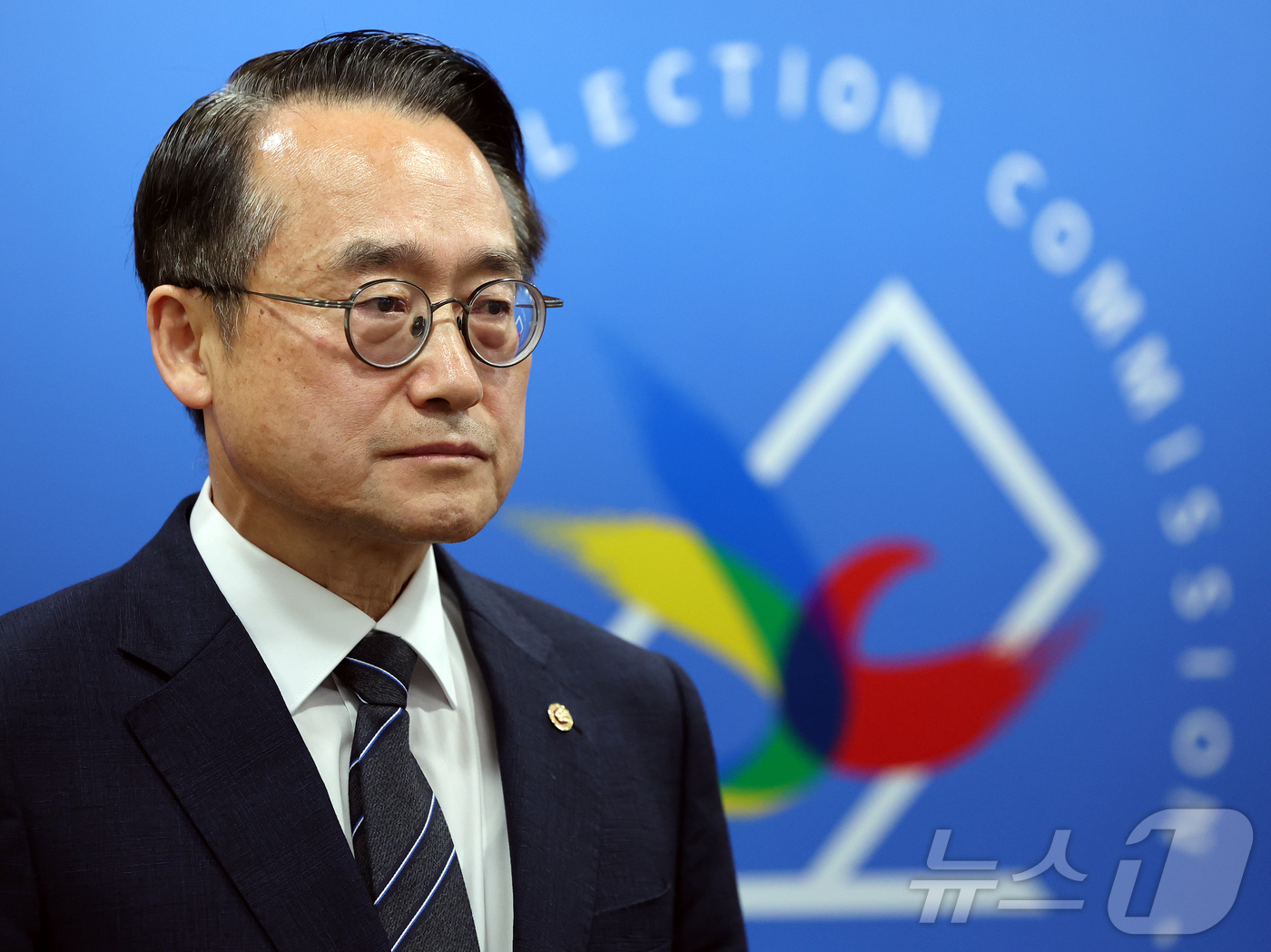 (과천=뉴스1) 김진환 기자 = 허철훈 중앙선거관리위원회 사무총장이 6·3 지방선거 본투표가 실시된 3일 경기 과천 중앙선관위원회에서 서울 송파구 등 일부 투표소에서 벌어진 투표용 …