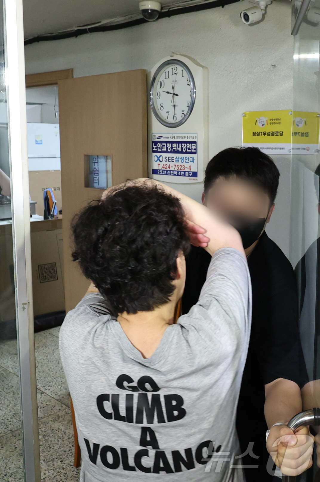 (서울=뉴스1) 박지혜 기자 = 제9회 동시지방선거일인 3일 오후 서울 송파구 우성아파트 경로당에 마련된 잠실7동 제2투표소에서 투표용지 부족 사태로 대기표를 받은 유권자가 투표시 …