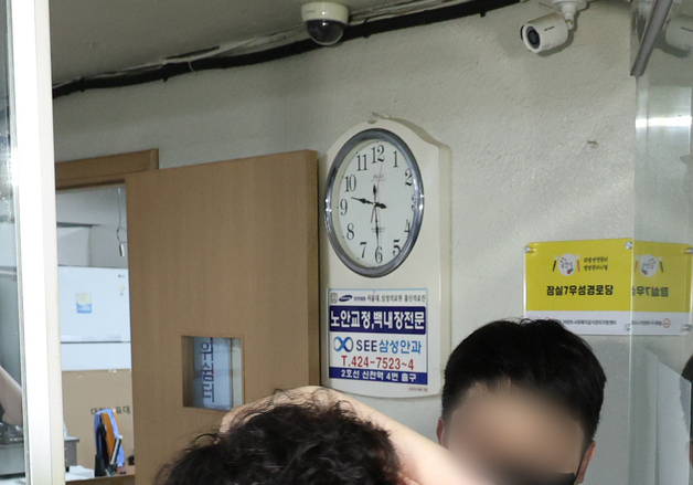 투표시간 지나 투표소 입장하는 유권자