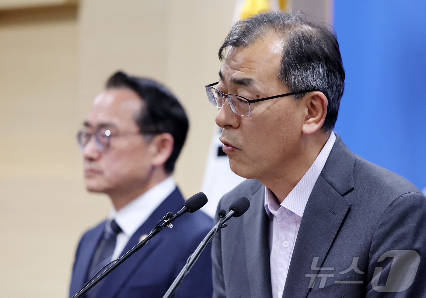 (과천=뉴스1) 김진환 기자 = 윤재수 중앙선거관리위원회 선거정책실장이 6·3 지방선거 본투표가 실시된 3일 경기 과천 중앙선관위원회에서 서울 송파구 등 일부 투표소에서 벌어진 투 …