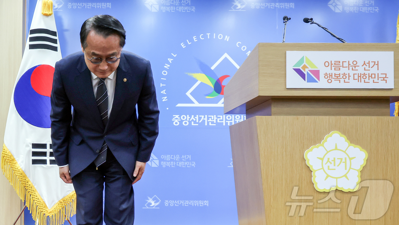 (과천=뉴스1) 김진환 기자 = 허철훈 중앙선거관리위원회 사무총장이 6·3 지방선거 본투표가 실시된 3일 경기 과천 중앙선관위원회에서 서울 송파구 등 일부 투표소에서 벌어진 투표용 …