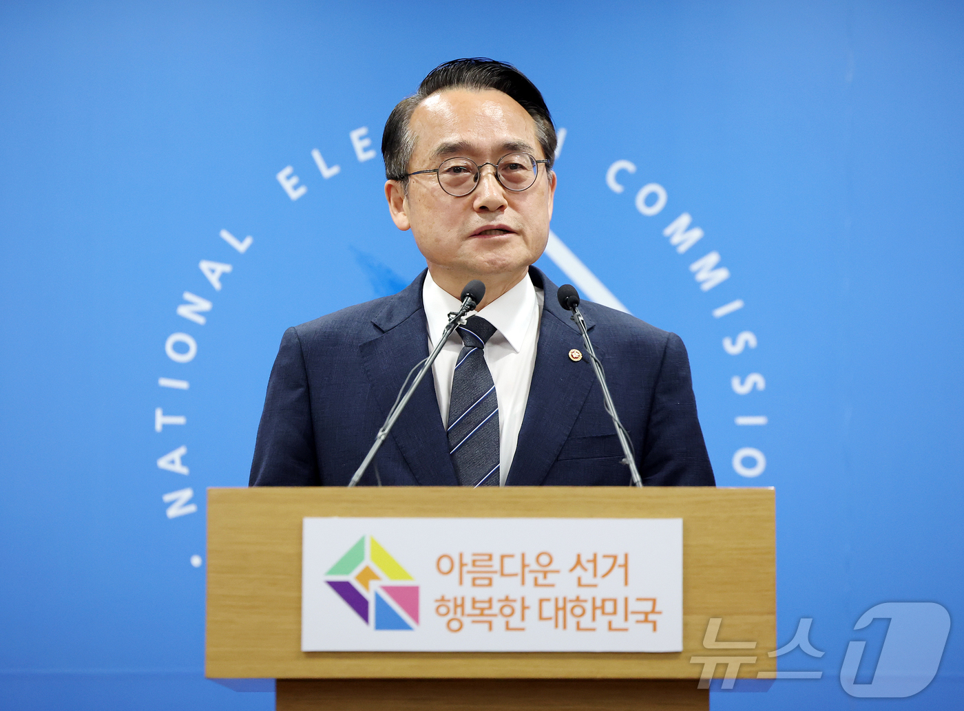 (과천=뉴스1) 김진환 기자 = 허철훈 중앙선거관리위원회 사무총장이 6·3 지방선거 본투표가 실시된 3일 경기 과천 중앙선관위원회에서 서울 송파구 등 일부 투표소에서 벌어진 투표용 …