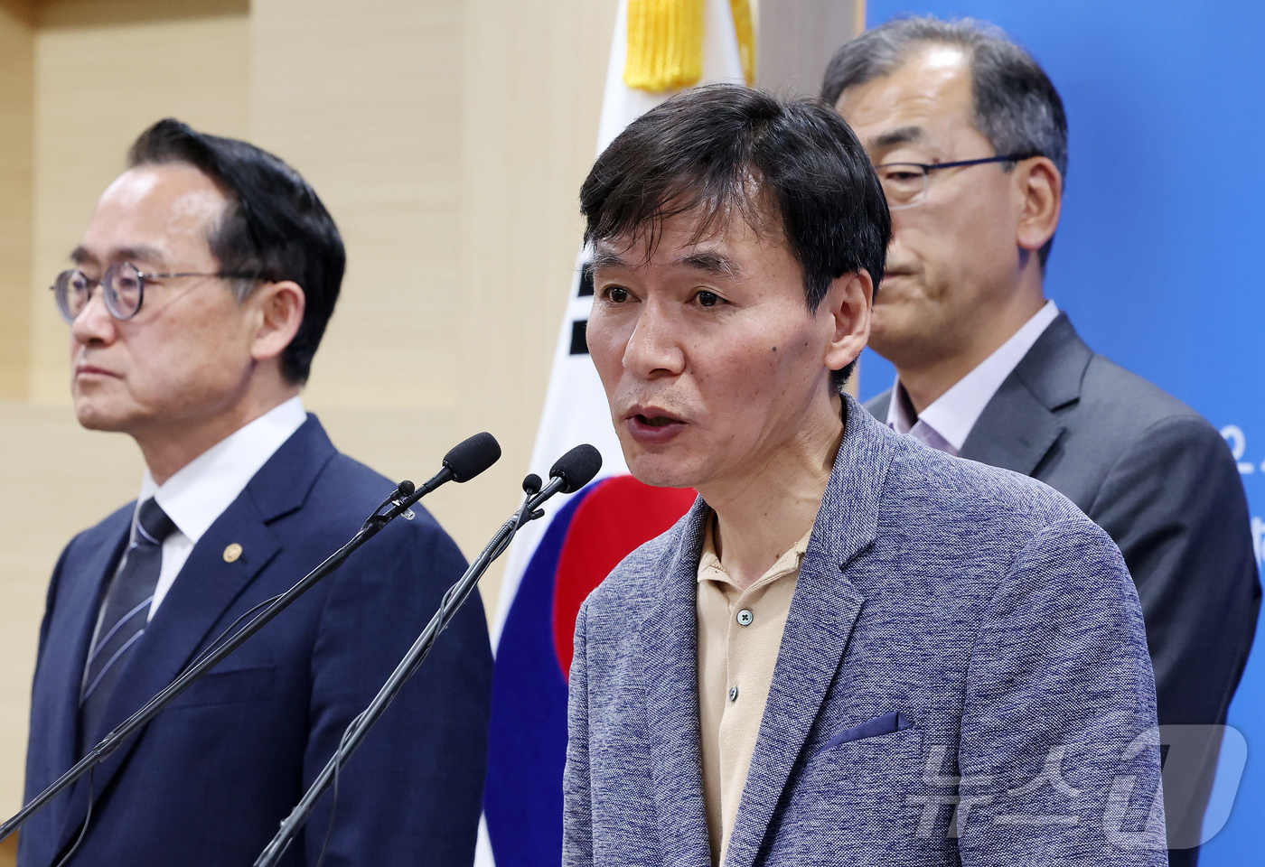 (과천=뉴스1) 김진환 기자 = 이상능 중앙선거관리위원회 선거1국장이 6·3 지방선거 본투표가 실시된 3일 경기 과천 중앙선관위원회에서 서울 송파구 등 일부 투표소에서 벌어진 투표 …