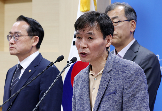 취재진 질문에 답변하는 이상능 선거1국장