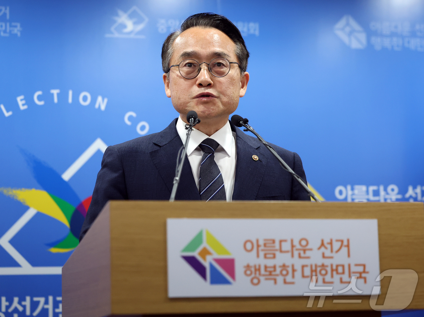 (과천=뉴스1) 김진환 기자 = 허철훈 중앙선거관리위원회 사무총장이 6·3 지방선거 본투표가 실시된 3일 경기 과천 중앙선관위원회에서 서울 송파구 등 일부 투표소에서 벌어진 투표용 …