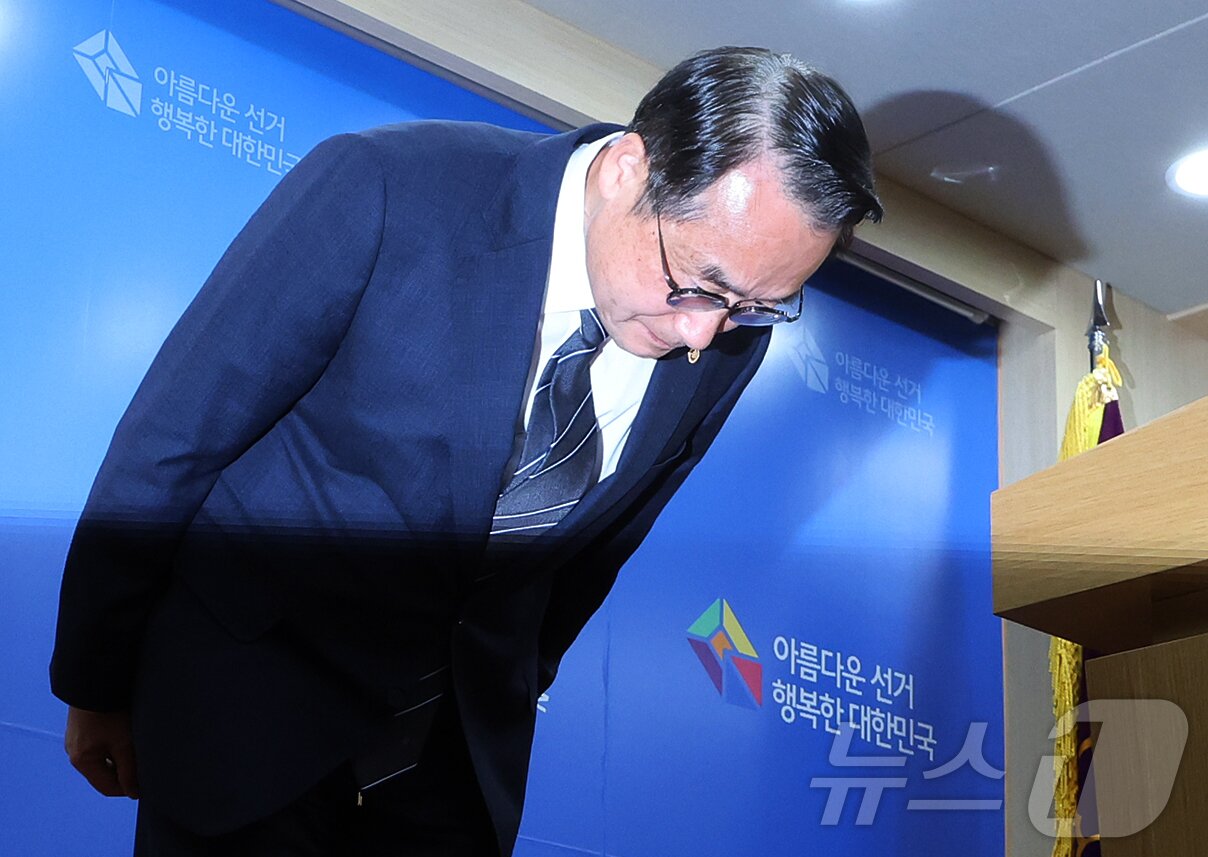 본문 이미지 - 허철훈 중앙선거관리위원회 사무총장이 6·3 지방선거 본투표가 실시된 3일 경기 과천 중앙선관위원회에서 서울 송파구 등 일부 투표소에서 벌어진 투표용지 부족 사태와 관련해 대국민 사과를 하고 있다. 2026.6.3 ⓒ 뉴스1 김진환 기자